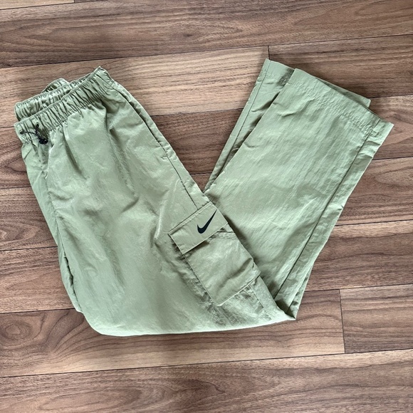 Nike Essential Woven Women’s Cargo Pants - Size XS (Fits More Like a Small) - Picture 9 of 9